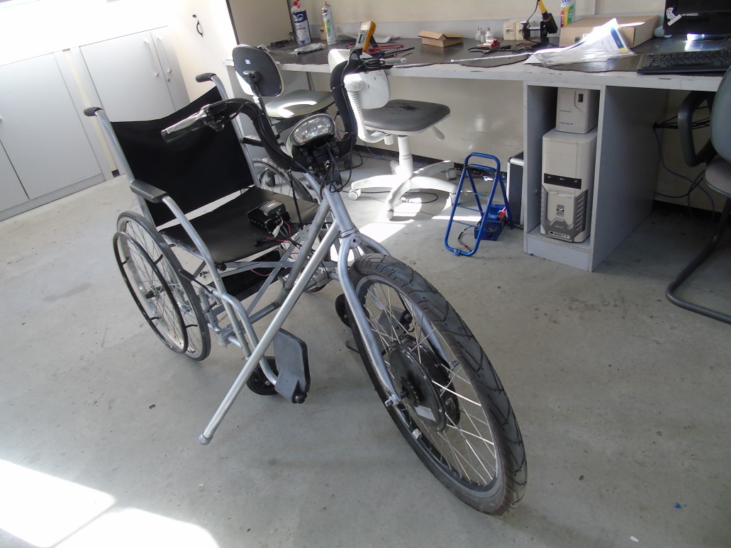 Estudantes transformam cadeira de rodas em triciclo